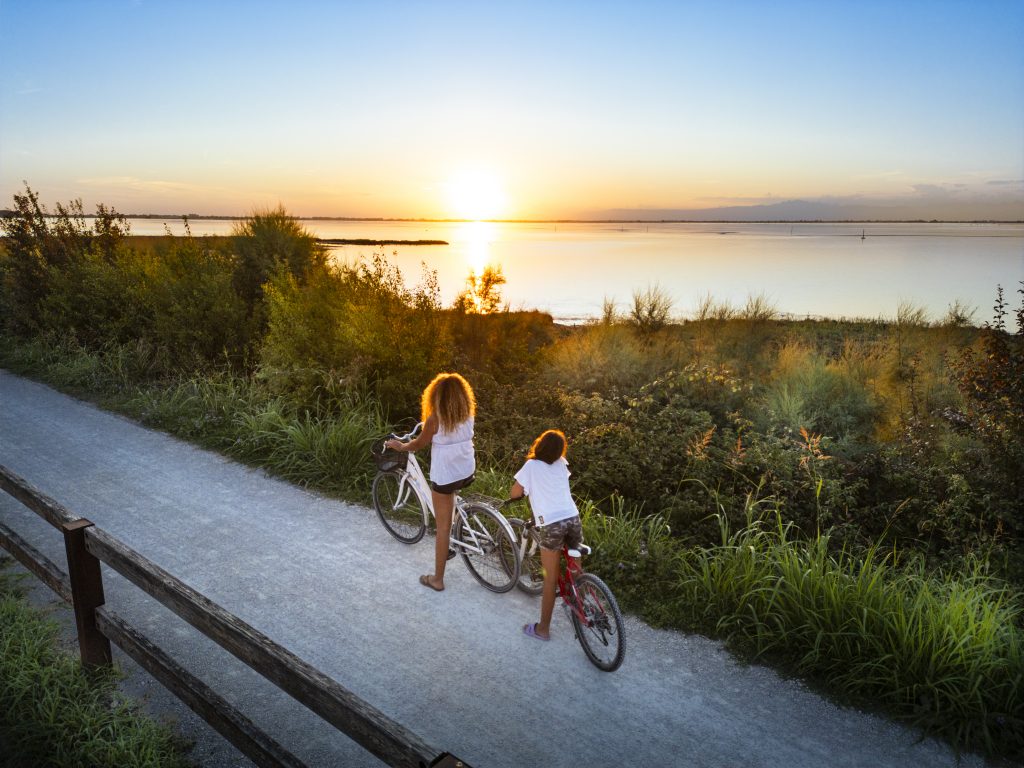 Percorso ciclabile in bicicletta a Lignano tra la laguna, fiume e mare