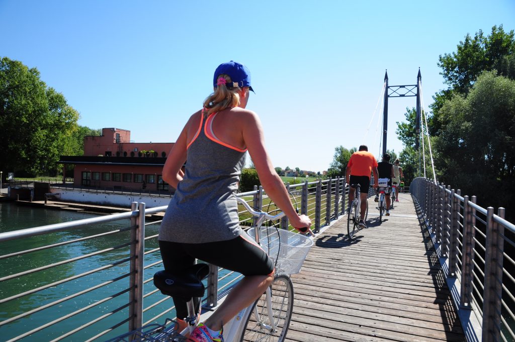 Gita in bici a Marano, attraversamento ponte principale