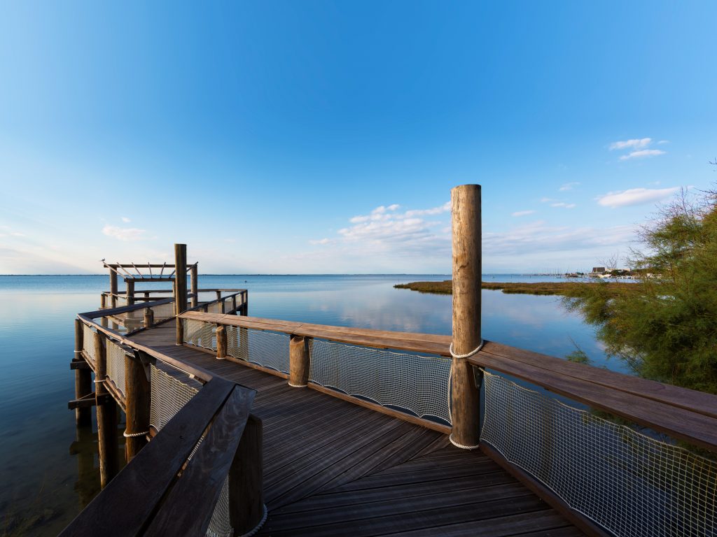 ponte con vista sulla laguna di Lignano Sabbiadoro